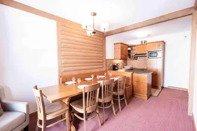 Cuisine ou kitchenette dans l'établissement Le Grand Ours - Ski in ski out 4 bed chalet, Arc 1950