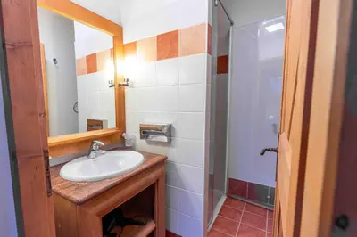 Salle de bains dans l'établissement Le Grand Ours - Ski in ski out 4 bed chalet, Arc 1950