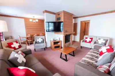 Coin salon dans l'établissement Le Grand Ours - Ski in ski out 4 bed chalet, Arc 1950