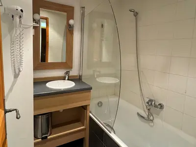 Salle de bains dans l'établissement Grand 5 pièces pour 10 pers. avec cheminée et animaux admis - FR-1-181-2806
