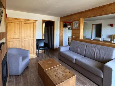 Coin salon dans l'établissement Grand 5 pièces pour 10 pers. avec cheminée et animaux admis - FR-1-181-2806