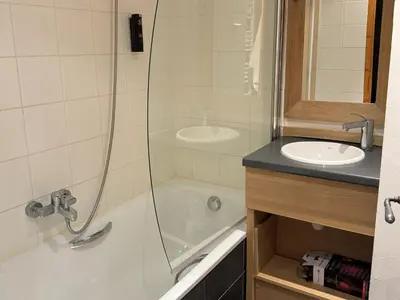 Salle de bains dans l'établissement Appartement 3ch · 70m² · Ski aux pieds · Piscine · Animaux admis - FR-1-181-2816