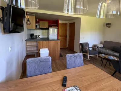 Cuisine ou kitchenette dans l'établissement Appartement rénové 2 pièces · Ski aux pieds · Belle Plagne Haut · Piscine & Spa - FR-1-181-2824