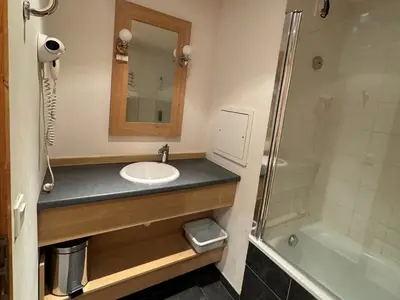 Salle de bains dans l'établissement Appartement rénové 2 pièces · Ski aux pieds · Belle Plagne Haut · Piscine & Spa - FR-1-181-2824