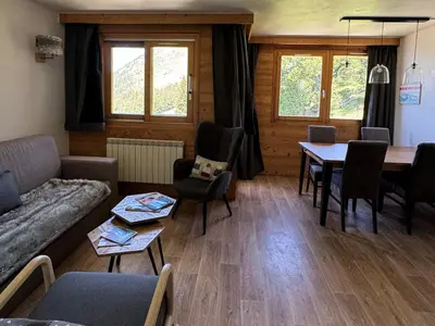 Coin salon dans l'établissement Appartement rénové 2 pièces · Ski aux pieds · Belle Plagne Haut · Piscine & Spa - FR-1-181-2824
