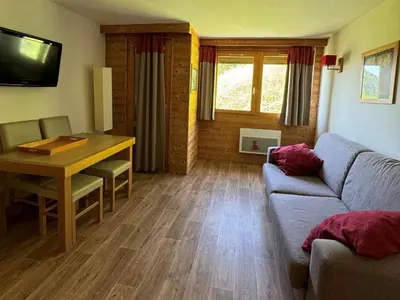 Coin salon dans l'établissement Studio fonctionnel 2 pers · Ski aux pieds · Vue pistes - FR-1-181-2822