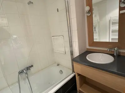 Salle de bains dans l'établissement Studio fonctionnel 2 pers · Ski aux pieds · Vue pistes - FR-1-181-2822