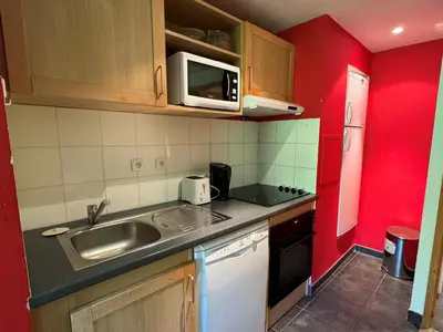 Cuisine ou kitchenette dans l'établissement Studio fonctionnel 2 pers · Ski aux pieds · Vue pistes - FR-1-181-2822