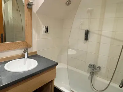 Salle de bains dans l'établissement Duplex cosy à Belle Plagne - Ski aux pieds, balcon, piscine, bien-être, animaux admis - FR-1-181-2821