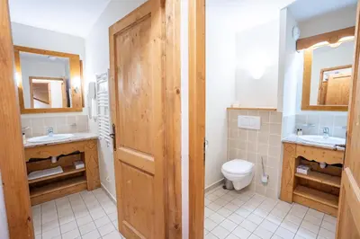 Salle de bains dans l'établissement 4009 loft penthouse Prince des Cimes Arc 1950