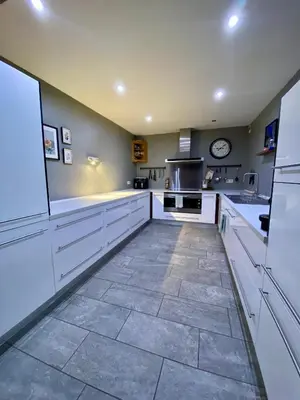 Cuisine ou kitchenette dans l'établissement Appartement cosy, spacieux & moderne - 95m2