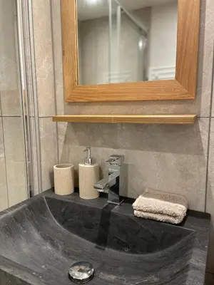 Salle de bains dans l'établissement T4 Champagny, terrasse au calme