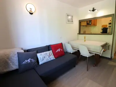 Coin salon dans l'établissement Studio Cabine à Tignes, Accès Direct Pistes, Balcon, WiFi, 4 Pers - FR-1-502-568