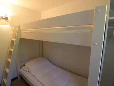 Un ou plusieurs lits dans un hébergement de l'établissement Studio Cabine à Tignes, Accès Direct Pistes, Balcon, WiFi, 4 Pers - FR-1-502-568