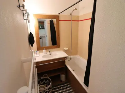 Salle de bains dans l'établissement Studio Cabine à Tignes, Accès Direct Pistes, Balcon, WiFi, 4 Pers - FR-1-502-568