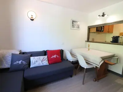 Cuisine ou kitchenette dans l'établissement Studio Cabine à Tignes, Accès Direct Pistes, Balcon, WiFi, 4 Pers - FR-1-502-568