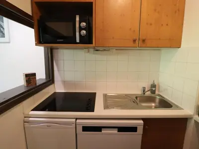 Cuisine ou kitchenette dans l'établissement Studio Cabine à Tignes, Accès Direct Pistes, Balcon, WiFi, 4 Pers - FR-1-502-568