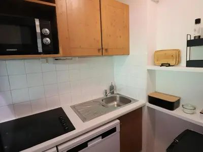 Cuisine ou kitchenette dans l'établissement Studio Cabine à Tignes, Accès Direct Pistes, Balcon, WiFi, 4 Pers - FR-1-502-568