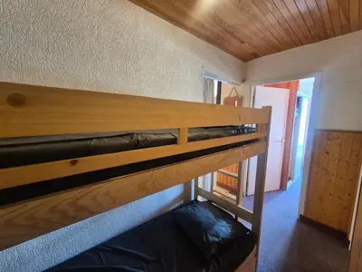 Un ou plusieurs lits superposés dans un hébergement de l'établissement Appartement confort 6 pers, pied des pistes, balcon, Val Claret - FR-1-502-566