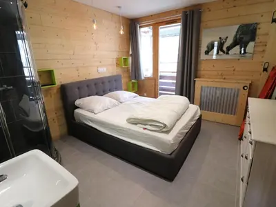 Un ou plusieurs lits dans un hébergement de l'établissement Appartement cosy, accès ski et balcon, jusqu'à 7 personnes - FR-1-502-563