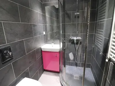 Salle de bains dans l'établissement Appartement cosy, accès ski et balcon, jusqu'à 7 personnes - FR-1-502-563