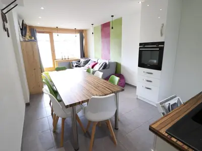 Cuisine ou kitchenette dans l'établissement Appartement cosy, accès ski et balcon, jusqu'à 7 personnes - FR-1-502-563