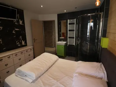 Un ou plusieurs lits dans un hébergement de l'établissement Appartement cosy, accès ski et balcon, jusqu'à 7 personnes - FR-1-502-563