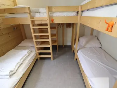 Un ou plusieurs lits dans un hébergement de l'établissement Appartement cosy, accès ski et balcon, jusqu'à 7 personnes - FR-1-502-563