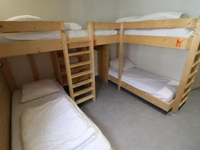 Un ou plusieurs lits dans un hébergement de l'établissement Appartement cosy, accès ski et balcon, jusqu'à 7 personnes - FR-1-502-563