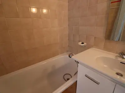 Salle de bains dans l'établissement Studio confortable 4 pers. au pied des pistes avec balcon - FR-1-502-564