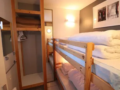 Un ou plusieurs lits dans un hébergement de l'établissement Tignes : Appartement 4 pers, ski aux pieds, balcon, animaux OK, parking, WiFi - FR-1-502-562