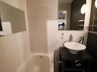 Salle de bains dans l'établissement Tignes : Appartement 4 pers, ski aux pieds, balcon, animaux OK, parking, WiFi - FR-1-502-562