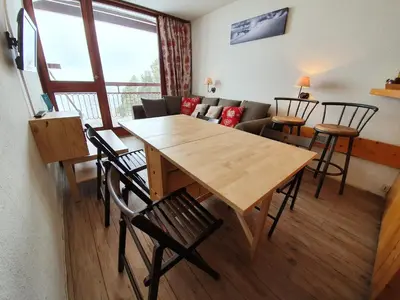 Coin salon dans l'établissement Studio cabine rénové 30m², Les Arcs 2000, capacité 4 personnes, balcon - FR-1-346-574