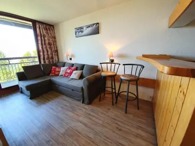 Coin salon dans l'établissement Studio cabine rénové 30m², Les Arcs 2000, capacité 4 personnes, balcon - FR-1-346-574
