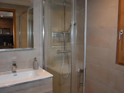 Salle de bains dans l'établissement Charmante grange rénovée au calme, capacité 4 pers., balcon sud à Pralognan-la-Vanoise - FR-1-464-230