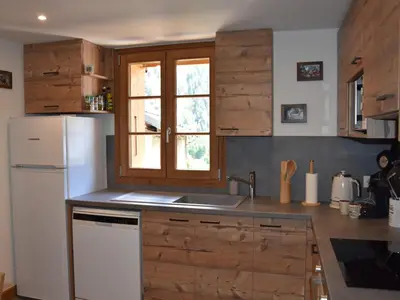 Cuisine ou kitchenette dans l'établissement Charmante grange rénovée au calme, capacité 4 pers., balcon sud à Pralognan-la-Vanoise - FR-1-464-230