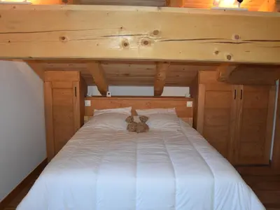 Un ou plusieurs lits dans un hébergement de l'établissement Charmante grange rénovée au calme, capacité 4 pers., balcon sud à Pralognan-la-Vanoise - FR-1-464-230