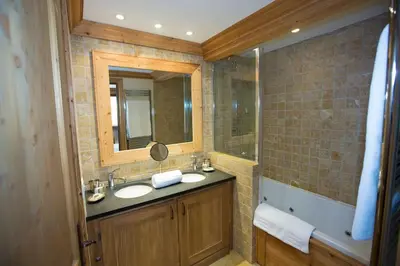 Salle de bains dans l'établissement L'Aquila 23 - 2 bedroom apartment on the piste