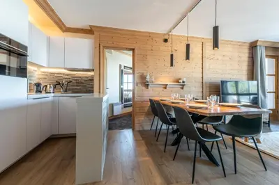 Cuisine ou kitchenette dans l'établissement Appt rénové, 6 personnes Arc 1950 vue exceptionnelle MontBlanc, sauna, hammam, piscine int et ext