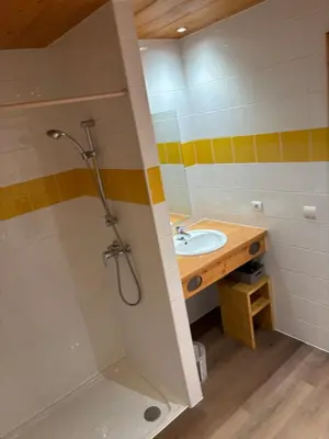 Salle de bains dans l'établissement Montana 1