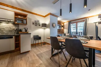 Cuisine ou kitchenette dans l'établissement Appartement 4-5 personnes skis aux pieds piscine intérieure sauna hammam