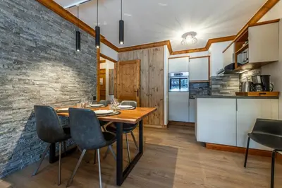 Cuisine ou kitchenette dans l'établissement Appartement 4-5 personnes skis aux pieds piscine intérieure sauna hammam