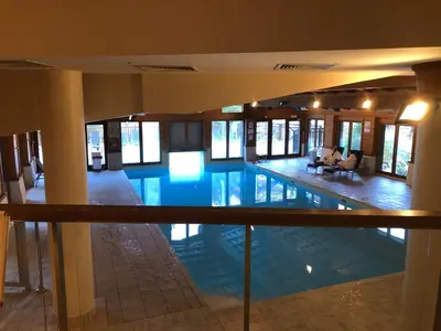 Piscine de l'établissement Appartement 4-5 personnes skis aux pieds piscine intérieure sauna hammam ou située à proximité