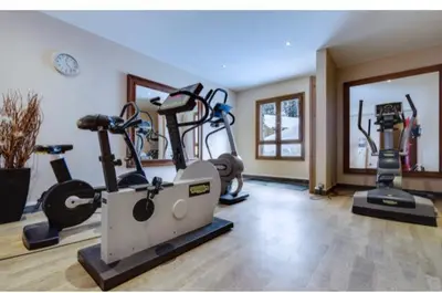 Salle ou équipements de sports de l'établissement Appartement 4-5 personnes skis aux pieds piscine intérieure sauna hammam