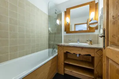 Salle de bains dans l'établissement Appartement 4-5 personnes skis aux pieds piscine intérieure sauna hammam