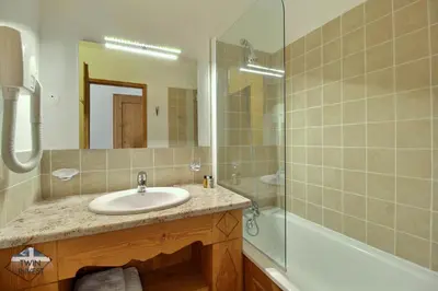 Salle de bains dans l'établissement ARC 1950 Appartement 2 chambres cabine 8 personnes