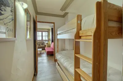 Un ou plusieurs lits dans un hébergement de l'établissement ARC 1950 Appartement 2 chambres cabine 8 personnes