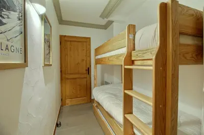 Un ou plusieurs lits dans un hébergement de l'établissement ARC 1950 Appartement 2 chambres cabine 8 personnes