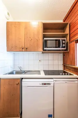 Cuisine ou kitchenette dans l'établissement Studio Rond Point des Pistes - Val Claret-22 by Interhome
