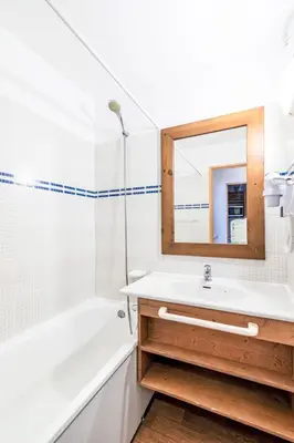 Salle de bains dans l'établissement Studio Rond Point des Pistes - Val Claret-22 by Interhome